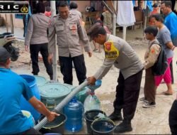 Polisi Distribusikan Air Bersih Gratis bagi Warga Terdampak Kemarau