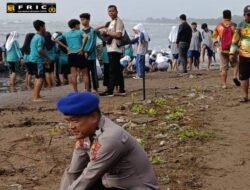 Jaga Lingkungan Pesisir, Polisi Tanam Mangrove di Karangsong