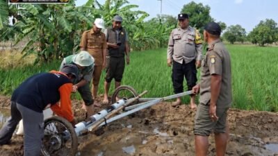 Dukung Ketahanan Pangan, Polisi Dampingi Uji Coba Sistem PMAAS di Sawah