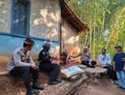 Kabid Humas Polda Jabar Kunjungi dan Berikan Tali Asih Kepada Lansia Sebatangkara di Jatingangor