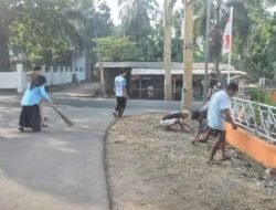 Warga desa purbayani kecamatan Caringin Garut atunsias kerjabakti dan pasang bendera merah-putih
