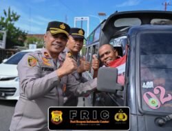 Tumbuhkan Cinta Tanah Air, Kapolres Pidie Bagikan Bendera Merah Putih kepada Pengguna Jalan