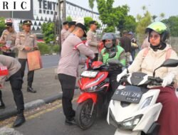 Semangat Kemerdekaan, Polda Jabar Bagikan 1.000 Bendera Merah Putih dan 200 Sayuran kepada Pengguna Jalan