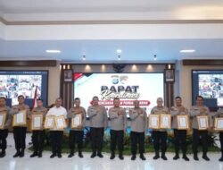 Rakor Perencanaan dan Penganggaran Polda Kaltim, Kapolda Berikan Penghargaan Kepada Satker Berprestasi