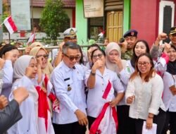 Seribu Bendera Menggema di Sangatta! Bupati, TNI-Polri hingga Tokoh Masyarakat Turun ke Simpang Jalan Pendidikan
