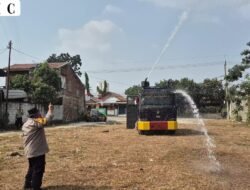 Cegah Karhutla, Polisi Siram Lahan Kering di Babakancikao