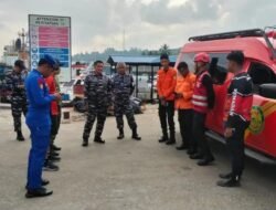 Brimob Polda Kaltim Sigap Tangani Kejadian Penumpang KM Siguntang di Pelabuhan Semayang