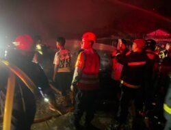Brimob Polda Kaltim Bergerak Cepat Tangani Kebakaran Dua Rumah Warga di Palaran
