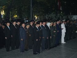 Kenang Jasa Para Pahlawan Bangsa dalam Peringatan HUT Ke-81 RI, Kapolda Kaltim Pimpin Malam Renungan Suci di TMP Kesuma Bangsa