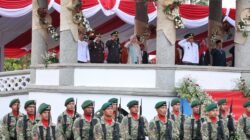 Dandim 0611/Garut Didampingi Ibu Ketua Persit Hadiri Gelar Senja dan Penurunan Duplikat Bendera Pusaka Peringatan HUT RI ke-81
