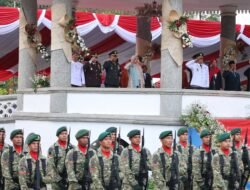 Dandim 0611/Garut Didampingi Ibu Ketua Persit Hadiri Gelar Senja dan Penurunan Duplikat Bendera Pusaka Peringatan HUT RI ke-81
