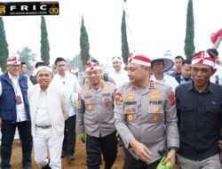 Bahagia Petani Bawang Putih Cianjur usai Terima Bansos dari Wakapolri