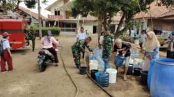 Kodim 0610/Sumedang Salurkan Air Bersih untuk Warga Desa Cijeler yang Mengalami Kekurangan Air