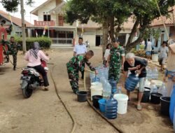 Kodim 0610/Sumedang Salurkan Air Bersih untuk Warga Desa Cijeler yang Mengalami Kekurangan Air