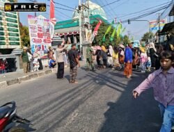 Hadir Peringati Milangkala Desa Kaliaren ke-211, Bhabinkamtibmas Polsek Cilimus Mendampingi Giat Ziarah Makam Leluhur