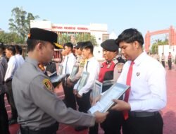 Kapolres Kutim Beri Penghargaan ke 52 Personel Berprestasi