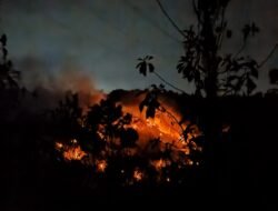 Kebakaran TPA Nangkaleah Meluas, Yonif TP 939 Macan Putih Bersama Tim Gabungan Berjibaku Padamkan Api Seluas 5 Hektare