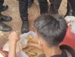 *Polisi Borong Tahu Pedagang, Bagikan kepada Warga di Tengah Kegiatan Penyampaian Aspirasi*