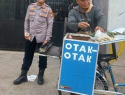 AKBP Anggara Tunjukkan Cara Humanis Mengawal Aksi, Sapa Massa hingga Berbagi Otak-Otak