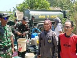 Kepedulian terhadap Masyarakat Kesulitan Air Bersih, Yonif TP 890/Gardha Sakti Salurkan Bantuan Air Bersih untuk Warga Garut Selatan