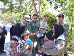 Dandim 0611/Garut Turun Langsung, Ikut Pegang Kran Salurkan Air Bersih ke Warga Sukanegla