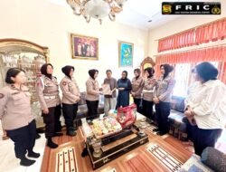 Dalam Rangka HUT Polwan ke-78, Polwan Polda Jabar Anjangsana kepada Personel yang Sakit