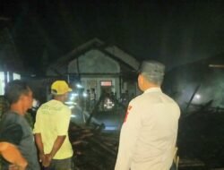 Polisi Cek TKP Kebakaran Rumah Panggung, Diduga Akibat Kebocoran Tabung Gas LPG 3 Kg