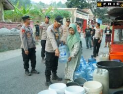 Polda Jabar Salurkan Bantuan Air Bersih dan Sembako untuk Warga Terdampak Kemarau di Gunung Geulis Sumedang