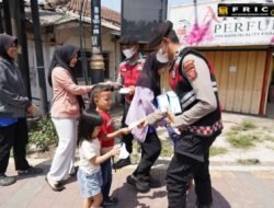Senyum Warga Cianjur Terlihat di Tengah Pembagian Masker oleh Polisi