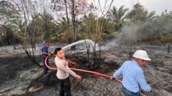 Kebakaran Lahan Mengancam Meluas, Polsek Muara Wahau Bersama Damkar Turun Tangan