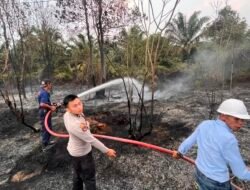 Kebakaran Lahan Mengancam Meluas, Polsek Muara Wahau Bersama Damkar Turun Tangan