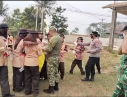TNI-Polri Bersama Bergerak Cepat Bagikan Ratusan Masker untuk Peserta Jambore Ranting Pamulihan di Tengah Ancaman Abu Vulkanis dan Cuaca Ekstrem