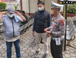 Satlantas Polres Kuningan Bagikan Masker, Sasar Wajib Pajak hingga Tukang Ojek