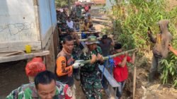 Babinsa dan Warga Gotong Royong Pasang Besi WF Jembatan Beton Merah Putih di Cikeruh