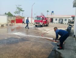 KENDARAAN DIDUGA KORSLETING TERBAKAR DI AREA SPBU PAMEUNGPEUK, DAMKAR BERHASIL PADAMKAN API