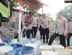 Polres Kuningan Salurkan Bantuan Air Bersih ke Dua Desa yang Dilanda Krisis Air
