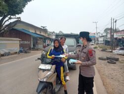 Antisipasi Dampak Asap Karhutla, Polsek Kongbeng Bagikan Masker ke Warga Marga Mulya