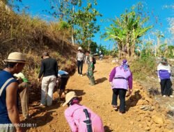 Babinsa dan Warga Kompak, Akses Menuju Jembatan Gantung di Sukapura Dibersihkan