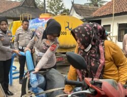 Polisi Salurkan Toren Air untuk Warga Terdampak Kekeringan
