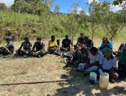Satgas Pamtas Kewilayahan Yonif 645/GTY Bersama Masyarakat Eragayam Gelar Karya Bakti Bersihkan Lapangan Terbang