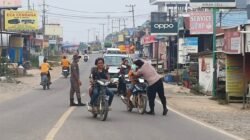 Udara Tak Sehat, Polsek Kongbeng Bersama Instansi Terkait Bagikan Masker kepada Warga