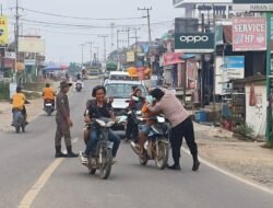 Udara Tak Sehat, Polsek Kongbeng Bersama Instansi Terkait Bagikan Masker kepada Warga