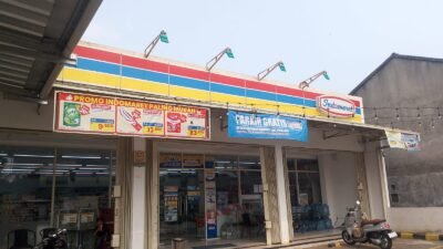 PEMBELI DI INDOMARET KAMPUNG BAJEG KELUHKAN PELAYANAN KURANG RAMAH: “DITANYA TAK DIJAWAB, MALAH DIOLAK-OLIK”