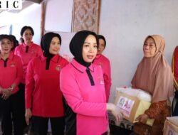 *Kapolda Jabar dan Ketua Bhayangkari Daerah Salurkan Bantuan Sosial untuk Masyarakat Nelayan Pangandaran*