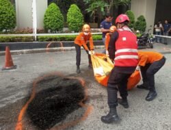 Brimob Polda Kaltim Amankan TKP Dugaan Insiden Jatuh dari Gedung Apartemen Borneo Bay