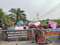 RATUSAN WARGA SEKECAMATAN SECANGGANG BERAKSI DAMAI: JALAN KAMPUNG NANGKA–PASAR 12 HARUS SEGERA DIPERBAIKI, TIDAK BISA DITUNDA LAGI