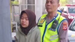 Sigap Saat Bertugas, Polisi Tolong Warga Pingsan di Pinggir Jalan Raya Garut-Tasik