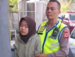 Sigap Saat Bertugas, Polisi Tolong Warga Pingsan di Pinggir Jalan Raya Garut-Tasik