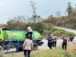 Polres Sumedang Distribusikan Air Bersih bagi Masyarakat di Cimalaka