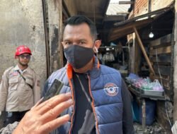 *Pemkab Garut Bersihkan Material Kebakaran Pasar Andir dan Siapkan Pasar Darurat*